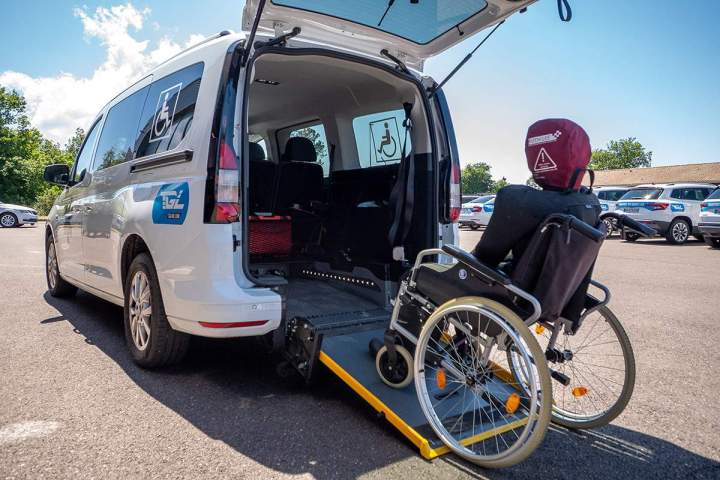 Des véhicules adaptés au transport de personnes à mobilité réduite